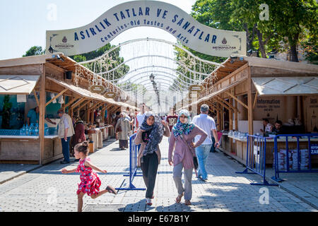 Muslimische Frauen stehend an der Vorderseite des einen Straßenmarkt in der Altstadt. Stockfoto