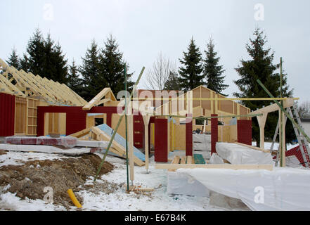 Bau eines Holzhauses im winter Stockfoto