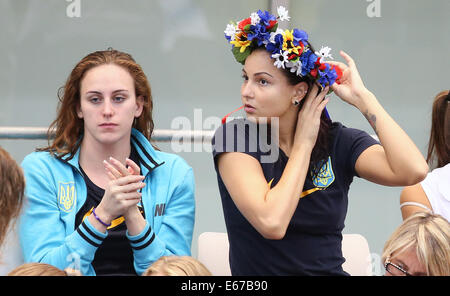 Ein Mitglied des ukrainischen Teams trägt Blumen in Nationalfarben von Russland in die hören während die Synchro Solo Free Final auf der 32. LEN europäischen Swimming Championships 2014 bei der Schwimm-Und Sporthalle Im Europa-Sportpark (SSE) in Berlin, Deutschland, 17. August 2014. Foto: Hannibal/dpa Stockfoto