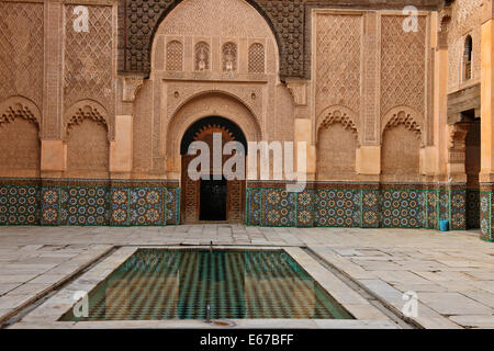 Ben Youssef Madrasa, Schnitzereien mit keine Darstellung von Menschen oder Tieren erforderlich durch den Islam, bestehen ausschließlich aus geometrischen Muster Stockfoto