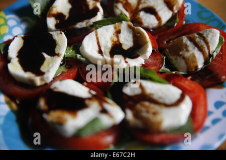 Caprese-Salat italienische Salat Capri in Scheiben geschnittenen frischen Mozzarella Antipasti Olivenöl Balsamico-Essig Stockfoto