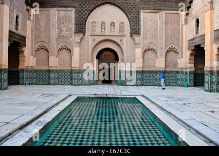 Ben Youssef Madrasa, Schnitzereien mit keine Darstellung von Menschen oder Tieren erforderlich durch den Islam, bestehen ausschließlich aus geometrischen Muster Stockfoto