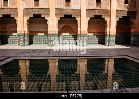 Ben Youssef Madrasa, Schnitzereien mit keine Darstellung von Menschen oder Tieren erforderlich durch den Islam, bestehen ausschließlich aus geometrischen Muster Stockfoto