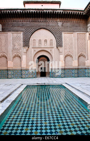 Ben Youssef Madrasa, Schnitzereien mit keine Darstellung von Menschen oder Tieren erforderlich durch den Islam, bestehen ausschließlich aus geometrischen Muster Stockfoto