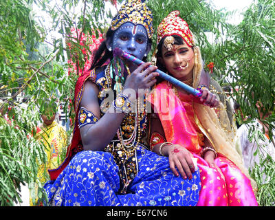 (140817)--DHAKA, 17. August 2014 (Xinhua)--Menschen beteiligen sich an dem Krishna Janmashtami-Festival in Dhaka, Bangladesh, 17. August 2014. Das Festival, das die Geburt von Lord Krishna markiert, wird über die Bangladesch am Sonntag gefeiert. (Xinhua/Shariful Islam) Stockfoto