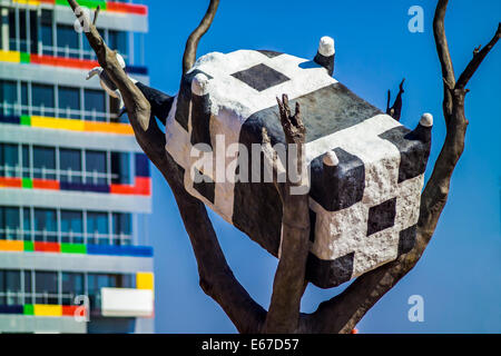 Kuh, ein Baum, eine Upside-down Kuh Skulptur, Kunst im öffentlichen Raum in den Docklands, Melbourne, Victoria, Australien Stockfoto
