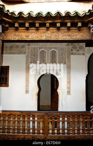 Ben Youssef Madrasa, Schnitzereien mit keine Darstellung von Menschen oder Tieren erforderlich durch den Islam, bestehen ausschließlich aus geometrischen Muster Stockfoto