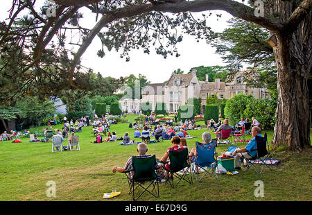 Besucher genießen Sie ein Picknick vor einem Outdoor Shakespeare Leistung bei Tolethorpe Hall, Lincolnshire, England Stockfoto