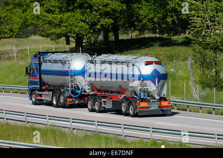 Kraftstoff-LKW, Tanker auf Autobahn, Nahaufnahmen Stockfoto