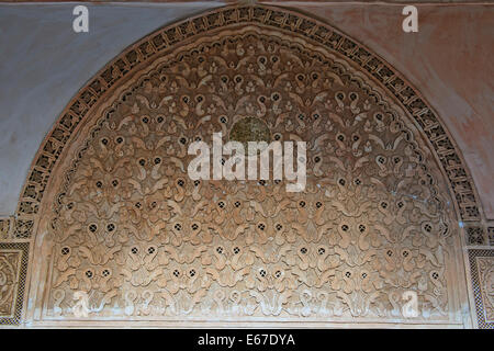 Ben Youssef Madrasa, Schnitzereien mit keine Darstellung von Menschen oder Tieren erforderlich durch den Islam, bestehen ausschließlich aus geometrischen Muster Stockfoto