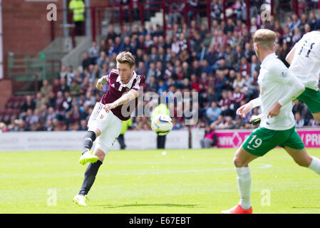 Edinburgh, Schottland. 17. August 2014. Kevin McHattie Brände in einer Aufnahme während der schottischen Meisterschaftsspiel zwischen Herz und Hibs aus Tynecastle Stadium Herzen. Bildnachweis: Aktion Plus Sport/Alamy Live-Nachrichten Stockfoto