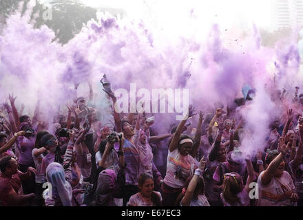 Kuala Lumpur, Malaysia.  17. August 2014. Teilnehmer werfen Farbpulver zueinander, während die Farbe laufen in Kuala Lumpur, Malaysia, 17. August 2014. Color-Run, auch bekannt als der glücklichste 5 k zum ersten Mal in Malaysia statt zieht Tausende von Läufern aus verschiedenen Gruppe, Alter und ethnische. Bildnachweis: Kamal Sellehuddin/ZUMA Draht/Alamy Live-Nachrichten Stockfoto