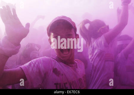 Kuala Lumpur, Malaysia.  17. August 2014. Teilnehmer werfen Farbpulver zueinander, während die Farbe laufen in Kuala Lumpur, Malaysia, 17. August 2014. Color-Run, auch bekannt als der glücklichste 5 k zum ersten Mal in Malaysia statt zieht Tausende von Läufern aus verschiedenen Gruppe, Alter und ethnische. Bildnachweis: Kamal Sellehuddin/ZUMA Draht/Alamy Live-Nachrichten Stockfoto