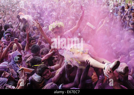 Kuala Lumpur, Malaysia.  17. August 2014. Eine Frau wird von der Menschenmenge während CIMB Color Run am 17. August 2014 in Kuala Lumpur durchgeführt. Color-Run, auch bekannt als der glücklichste 5 k zum ersten Mal in Malaysia statt zieht Tausende von Läufern aus verschiedenen Gruppe, Alter und ethnische. Bildnachweis: Kamal Sellehuddin/ZUMA Draht/Alamy Live-Nachrichten Stockfoto