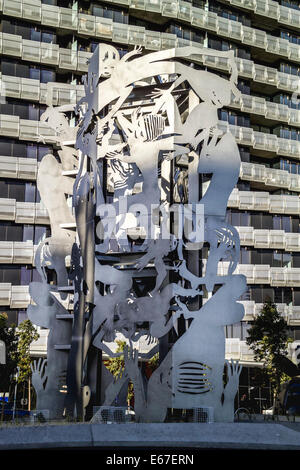 Kontinuum von Michael Snape ist eine groß angelegte Metall Skulptur im Wesentlichen über den Tanz des Lebens, Docklands Art, Melbourne. Stockfoto