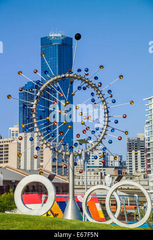 Blowhole und Ringe moderne Skulptur in Docklands Park gegen die Stadt Melbourne in Australien Stockfoto