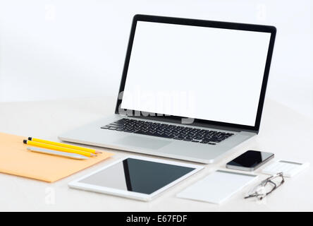 Moderne Büro-Arbeitsplatz mit metallischen Laptop, digitale Tablet, Handy, Papiere, Notizblock und andere Business-Objekte und Element Stockfoto