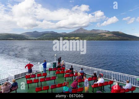 Auf der Caledonian MacBrayne Fähre von der Isle of Arran - Bergen von Goat Fell hinter sich gelassen Stockfoto