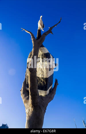 Nahaufnahme von "Kuh in einem Baum", auf den Kopf, schwarze und weiße Kuh Skulptur gegen lebendige blauen Himmel, Docklands, Melbourne, Australien Stockfoto