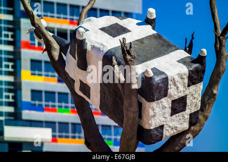Nahaufnahme der Kopf schwarz / weiß Kuh Skulptur Docklands, Melbourne, Australien Stockfoto
