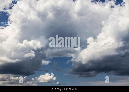 Schöner Hintergrund der bewölkten Himmel Stockfoto