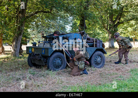 Britische Armee Daimler Dingo Scout Car Mk III mit Unterstützung der Infanterie Stockfoto