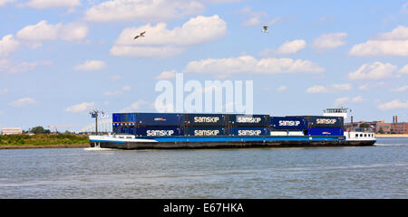 Binnenschiff mit Containern am Oude Maas Fluss, Swijndrecht, Südholland, Niederlande Stockfoto