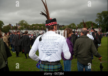 Glasgow, Schottland. 16. August 2014. Teilnehmer nehmen Sie Teil an 2014 World Pipe Band Championships grade eine Qualifikation in Glasgow Green am 16. August 2014 in Glasgow, Schottland. Der jährliche World Pipe Band Championships zurückgekehrt nach Glasgow an diesem Wochenende mit einem Programm, das 300 Aufführungen von 223 Pipebands im Wettbewerb um den Titel haben wird. Bildnachweis: Sam Kovak/Alamy Live-Nachrichten Stockfoto