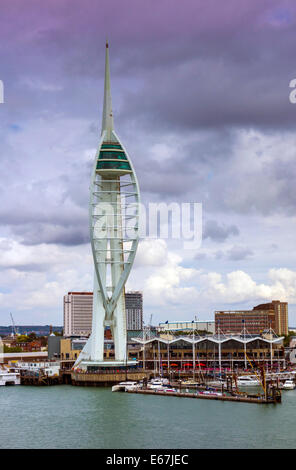 Portsmouth-Docks und Hafen mit Isle of White Fähre und Spinnaker Tower Stockfoto