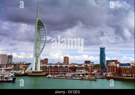 Portsmouth-Docks und Hafen mit Isle of White Fähre und Spinnaker Tower Stockfoto