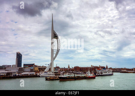 Portsmouth-Docks und Hafen mit Isle of White Fähre und Spinnaker Tower Stockfoto