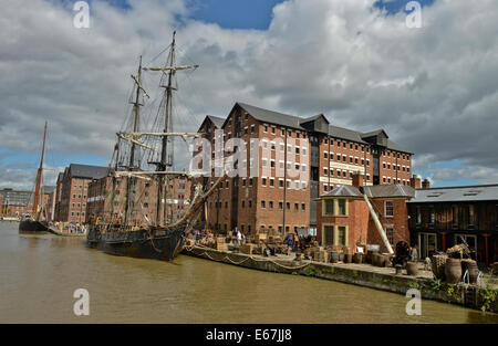 Gloucester, Großbritannien. 17. August 2014.  Bild zeigt: Smoke Test am Set in Gloucester Docks von der bevorstehenden neuen Tim Burton Regie Alice Through the Looking Glass mit Johnny Depp, Mia Wasikowska, Helena Bonham Carter. Gloucester Docks sind in einem viktorianischen Hafengelände für die Szene verwandelt wenn Alice (Mia Wasikowska) kehrt in Wirklichkeit auf dem Schiff "Wunder" vor immer in ein Taxi und Rückkehr in die Heimat., am Set in Gloucester Docks der bevorstehenden neuen Tim Burton Regie Alice Datum; 16.08.2014 Kredit: Jules Annan/Alamy Live News Stockfoto