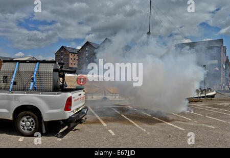 Gloucester, Großbritannien. 17. August 2014.  Bild zeigt: Smoke Test am Set in Gloucester Docks von der bevorstehenden neuen Tim Burton Regie Alice Through the Looking Glass mit Johnny Depp, Mia Wasikowska, Helena Bonham Carter. Gloucester Docks sind in einem viktorianischen Hafengelände für die Szene verwandelt wenn Alice (Mia Wasikowska) kehrt in Wirklichkeit auf dem Schiff "Wunder" vor immer in ein Taxi und nach Hause zurückkehren. Datum; 16.08.2014 Kredit: Jules Annan/Alamy Live News Stockfoto