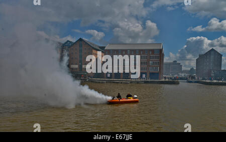 Gloucester, Großbritannien. 17. August 2014.  Bild zeigt: Smoke Test am Set in Gloucester Docks von der bevorstehenden neuen Tim Burton Regie Alice Through the Looking Glass mit Johnny Depp, Mia Wasikowska, Helena Bonham Carter. Gloucester Docks sind in einem viktorianischen Hafengelände für die Szene verwandelt wenn Alice (Mia Wasikowska) kehrt in Wirklichkeit auf dem Schiff "Wunder" vor immer in ein Taxi und nach Hause zurückkehren. Datum; 16.08.2014 Kredit: Jules Annan/Alamy Live News Stockfoto