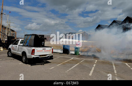 Gloucester, Großbritannien. 17. August 2014.  Bild zeigt: Smoke Test am Set in Gloucester Docks von der bevorstehenden neuen Tim Burton Regie Alice Through the Looking Glass mit Johnny Depp, Mia Wasikowska, Helena Bonham Carter. Gloucester Docks sind in einem viktorianischen Hafengelände für die Szene verwandelt wenn Alice (Mia Wasikowska) kehrt in Wirklichkeit auf dem Schiff "Wunder" vor immer in ein Taxi und nach Hause zurückkehren. Datum; 16.08.2014 Kredit: Jules Annan/Alamy Live News Stockfoto