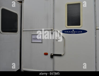 Gloucester, Großbritannien. 17. August 2014.  Bild zeigt: Umkleideräume für die Schauspieler und die Produktions-Crew Alice Through the Looking Glass mit Johnny Depp, Mia Wasikowska, Helena Bonham Carter. Gloucester Docks sind in einem viktorianischen Hafengelände für die Szene verwandelt wenn Alice (Mia Wasikowska) kehrt in Wirklichkeit auf dem Schiff "Wunder" vor immer in ein Taxi und nach Hause zurückkehren. Datum; 16.08.2014 Kredit: Jules Annan/Alamy Live News Stockfoto