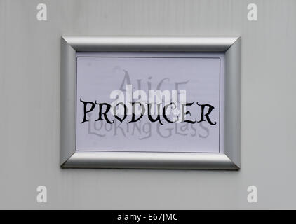 Gloucester, Großbritannien. 17. August 2014.  Bild zeigt: Umkleideräume für die Schauspieler und die Produktions-Crew Alice Through the Looking Glass mit Johnny Depp, Mia Wasikowska, Helena Bonham Carter. Gloucester Docks sind in einem viktorianischen Hafengelände für die Szene verwandelt wenn Alice (Mia Wasikowska) kehrt in Wirklichkeit auf dem Schiff "Wunder" vor immer in ein Taxi und nach Hause zurückkehren. Datum; 16.08.2014 Kredit: Jules Annan/Alamy Live News Stockfoto