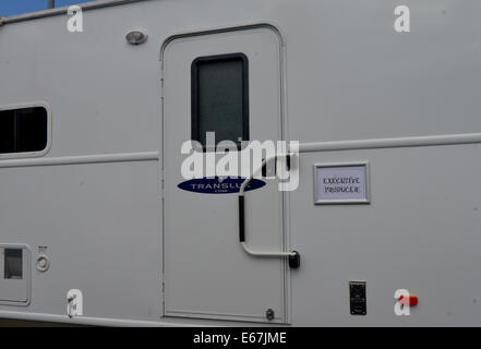 Gloucester, Großbritannien. 17. August 2014.  Bild zeigt: Umkleideräume für die Schauspieler und die Produktions-Crew Alice Through the Looking Glass mit Johnny Depp, Mia Wasikowska, Helena Bonham Carter. Gloucester Docks sind in einem viktorianischen Hafengelände für die Szene verwandelt wenn Alice (Mia Wasikowska) kehrt in Wirklichkeit auf dem Schiff "Wunder" vor immer in ein Taxi und nach Hause zurückkehren. Datum; 16.08.2014 Kredit: Jules Annan/Alamy Live News Stockfoto