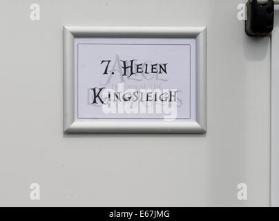 Gloucester, Großbritannien. 17. August 2014.  Bild zeigt: Umkleideräume für die Schauspieler und die Produktions-Crew Alice Through the Looking Glass mit Johnny Depp, Mia Wasikowska, Helena Bonham Carter. Gloucester Docks sind in einem viktorianischen Hafengelände für die Szene verwandelt wenn Alice (Mia Wasikowska) kehrt in Wirklichkeit auf dem Schiff "Wunder" vor immer in ein Taxi und nach Hause zurückkehren. Datum; 16.08.2014 Kredit: Jules Annan/Alamy Live News Stockfoto
