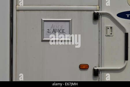 Gloucester, Großbritannien. 17. August 2014.  Bild zeigt: Umkleideräume für die Schauspieler und die Produktions-Crew Alice Through the Looking Glass mit Johnny Depp, Mia Wasikowska, Helena Bonham Carter. Gloucester Docks sind in einem viktorianischen Hafengelände für die Szene verwandelt wenn Alice (Mia Wasikowska) kehrt in Wirklichkeit auf dem Schiff "Wunder" vor immer in ein Taxi und nach Hause zurückkehren. Datum; 16.08.2014 Kredit: Jules Annan/Alamy Live News Stockfoto