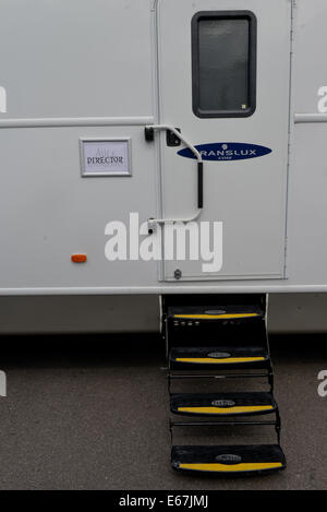 Gloucester, Großbritannien. 17. August 2014.  Bild zeigt: Umkleideräume für die Schauspieler und die Produktions-Crew Alice Through the Looking Glass mit Johnny Depp, Mia Wasikowska, Helena Bonham Carter. Gloucester Docks sind in einem viktorianischen Hafengelände für die Szene verwandelt wenn Alice (Mia Wasikowska) kehrt in Wirklichkeit auf dem Schiff "Wunder" vor immer in ein Taxi und nach Hause zurückkehren. Datum; 16.08.2014 Kredit: Jules Annan/Alamy Live News Stockfoto