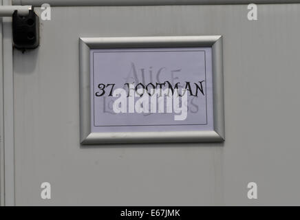 Gloucester, Großbritannien. 17. August 2014.  Bild zeigt: Umkleideräume für die Schauspieler und die Produktions-Crew Alice Through the Looking Glass mit Johnny Depp, Mia Wasikowska, Helena Bonham Carter. Gloucester Docks sind in einem viktorianischen Hafengelände für die Szene verwandelt wenn Alice (Mia Wasikowska) kehrt in Wirklichkeit auf dem Schiff "Wunder" vor immer in ein Taxi und nach Hause zurückkehren. Datum; 16.08.2014 Kredit: Jules Annan/Alamy Live News Stockfoto