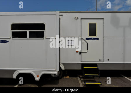 Gloucester, Großbritannien. 17. August 2014.  Bild zeigt: Umkleideräume für die Schauspieler und die Produktions-Crew Alice Through the Looking Glass mit Johnny Depp, Mia Wasikowska, Helena Bonham Carter. Gloucester Docks sind in einem viktorianischen Hafengelände für die Szene verwandelt wenn Alice (Mia Wasikowska) kehrt in Wirklichkeit auf dem Schiff "Wunder" vor immer in ein Taxi und nach Hause zurückkehren. Datum; 16.08.2014 Kredit: Jules Annan/Alamy Live News Stockfoto