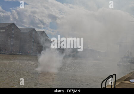 Gloucester, Großbritannien. 17. August 2014.  Bild zeigt: Smoke Test am Set in Gloucester Docks von der bevorstehenden neuen Tim Burton Regie Alice Through the Looking Glass mit Johnny Depp, Mia Wasikowska, Helena Bonham Carter. Gloucester Docks sind in einem viktorianischen Hafengelände für die Szene verwandelt wenn Alice (Mia Wasikowska) kehrt in Wirklichkeit auf dem Schiff "Wunder" vor immer in ein Taxi und nach Hause zurückkehren. Datum; 16.08.2014 Kredit: Jules Annan/Alamy Live News Stockfoto
