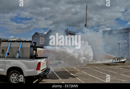 Gloucester, Großbritannien. 17. August 2014.  Bild zeigt: Smoke Test am Set in Gloucester Docks von der bevorstehenden neuen Tim Burton Regie Alice Through the Looking Glass mit Johnny Depp, Mia Wasikowska, Helena Bonham Carter. Gloucester Docks sind in einem viktorianischen Hafengelände für die Szene verwandelt wenn Alice (Mia Wasikowska) kehrt in Wirklichkeit auf dem Schiff "Wunder" vor immer in ein Taxi und nach Hause zurückkehren. Datum; 16.08.2014 Kredit: Jules Annan/Alamy Live News Stockfoto