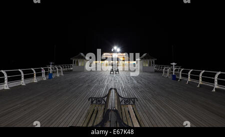 Cromer Pier in North Norfolk in der Nacht Stockfoto