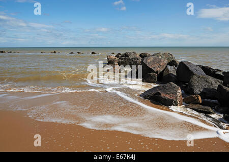 Happisburgh Beach North Norfolk zeigt Findlinge platziert, Küstenerosion zu verzögern Stockfoto