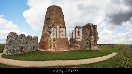 St. Benet Abtei Torhaus in der Nähe von Ludham auf den Norfolk Broads mit den Resten einer Windmühle in den Klostermauern eingebaut Stockfoto