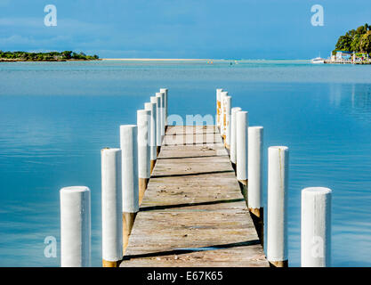 Weiß gepostet kleinen schmalen Steg Blick über blass blauen See Dalrymple Nord östlichen Victoria, Australien Stockfoto