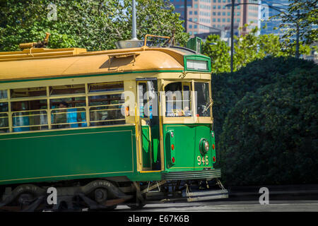 Grüne klassischen ikonischen Melbourne Straßenbahn einen Hügel hinauf in Richtung Stadtzentrum von Melbourne, Melbourne Australlia Reisen Stockfoto